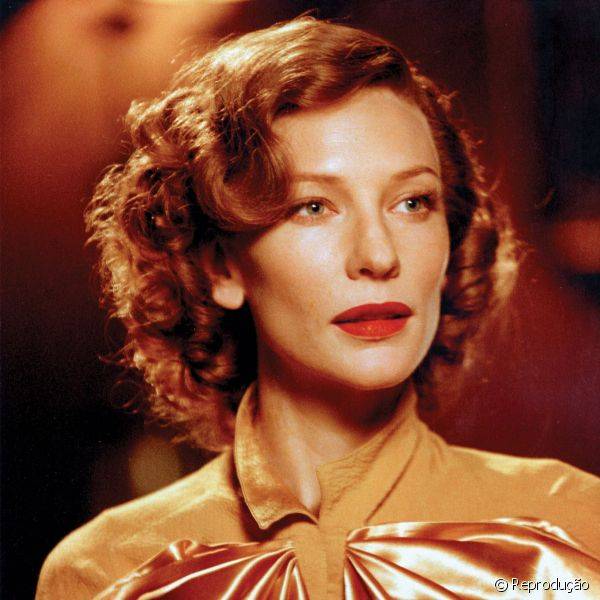 O Aviador, 2004 - Toda a eleg?ncia da personagem de Cate Blanchett, Katharine Hepburn, podia ser notada pelo batom, que tinha um tom cl?ssico e acabamento opaco para deixar todo o conjunto mais discreto.